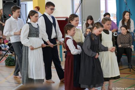 Otroci Osnovne šole Marije Vere so pozdravili pomlad in se spomnili knjižnih junakov (57)